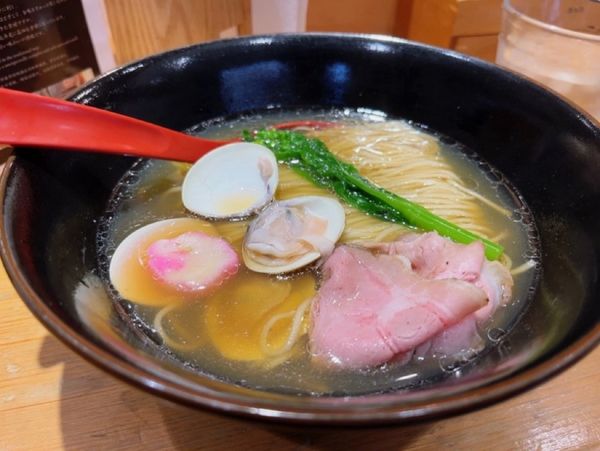 「ハマグリと焼きあごの塩らー麺」@焼きあご塩らー麺 たかはし 上野店の写真