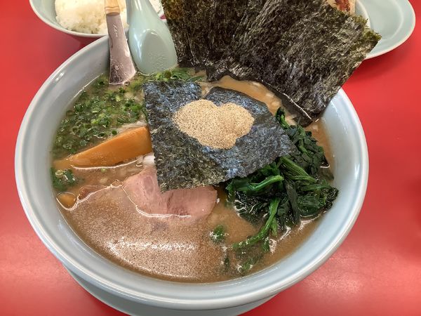 「煮干し豚骨ラーメン 850円」@山岡家 千葉若葉区店の写真