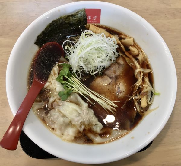 「黒醤油わんたんめん(880¥)」@麺や 壱虎の写真