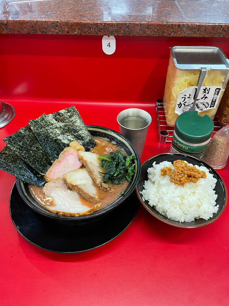 「ラーメン＋バラ二枚＋ライス」@IEKEI_TOKYO 王道家直系の写真