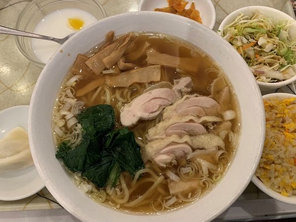 「蒸鶏ラーメン＋ミニ炒飯」@中華居酒屋 上海台所 神田店の写真