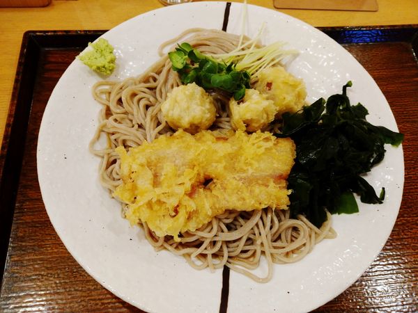 「燻製風味のうずらとベーコン天そば（450円）」@しぶそば 大井町店の写真
