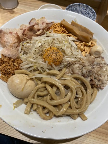 「まぜ+眞久中盛(豚1枚・味玉・うずら・メンマ・魚粉)」@眞久中の写真