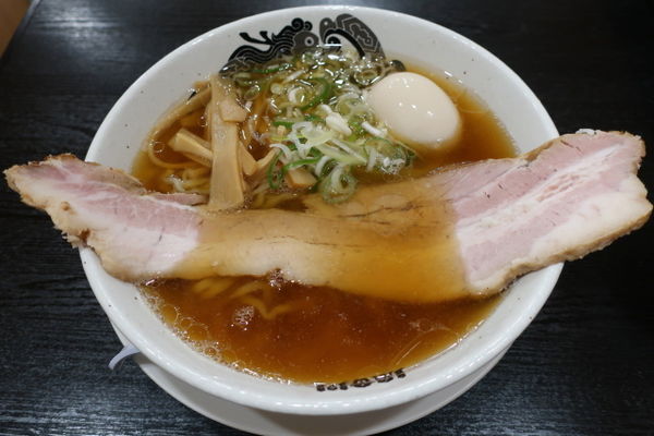 「醤油らーめん（紅花味玉）　1,000円」@食堂 はせ川の写真
