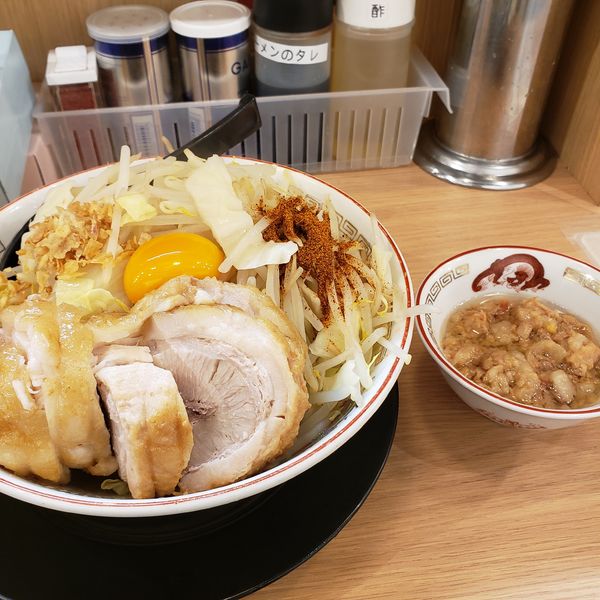 「小ぶた＋汁なしに変更＋肉かすあぶら」@豚山 池袋西口店の写真