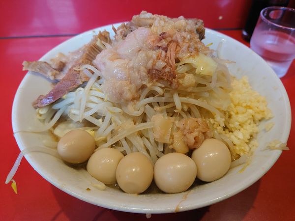 「ラーメン半分770円（ヤサイ、ニンニク、アブラ）＋うずら11」@ラーメン二郎 西台駅前店の写真