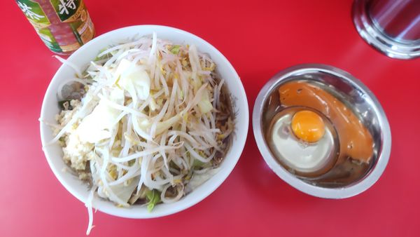 「小ラーメン(麺少なめと麺硬め)＋肉増し＋生卵」@ラーメン二郎 ひたちなか店の写真