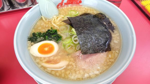 「醤油ラーメン　中　味玉トッピング」@山岡家 松本店の写真