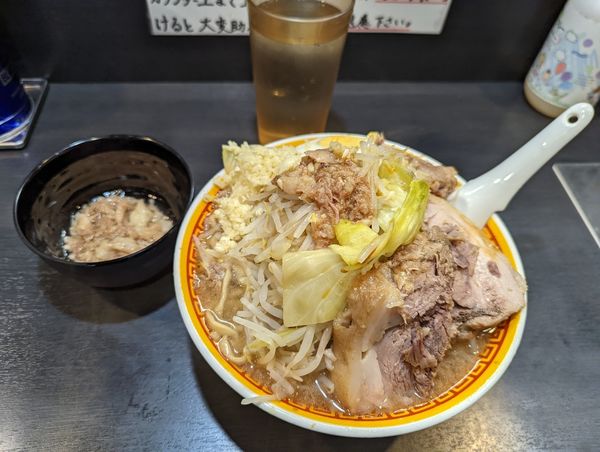 「ラーメン（豚2枚・半玉・全マシ）」@えどもんどの写真