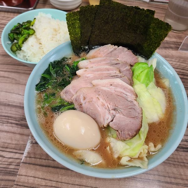 「半熟味玉ラーメン並+チャーシュー+キャベツ+ライス無料」@横浜ラーメン 武蔵家 中野本店の写真