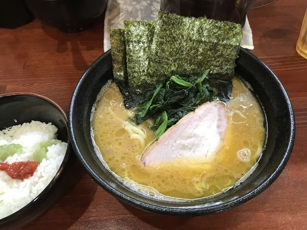 「らーめん 700円 + 半ライス」@横浜家系らーめん 天王家 寒川総本店の写真