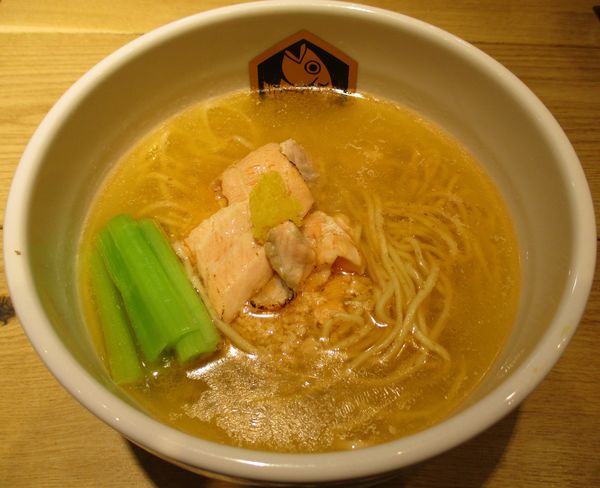 「サーモンラーメン 880円」@真鯛らーめん 麺魚 渋谷並木橋店の写真