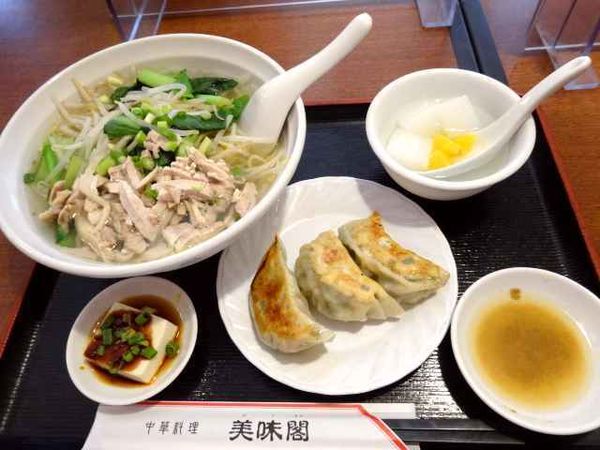 「鶏そば＋３個焼き餃子セット(950円)」@美味閣の写真
