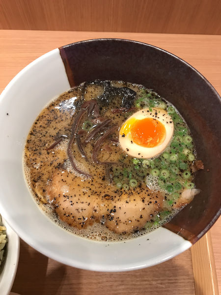 「[黒亭] ラーメン＋阿蘇高菜めし」@ラーメンWalkerキッチンの写真