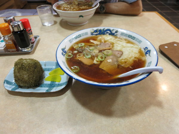 「雲呑麺+昆布のおにぎり」@末弘軒の写真