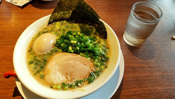 「ラーメン、ネギ、味玉トッピング」@ばってんラーメン 町田店の写真