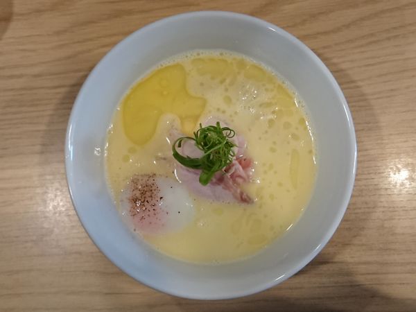 「白トリュフオイル香る鶏白湯麺」@らーめんMAIKAGURAの写真