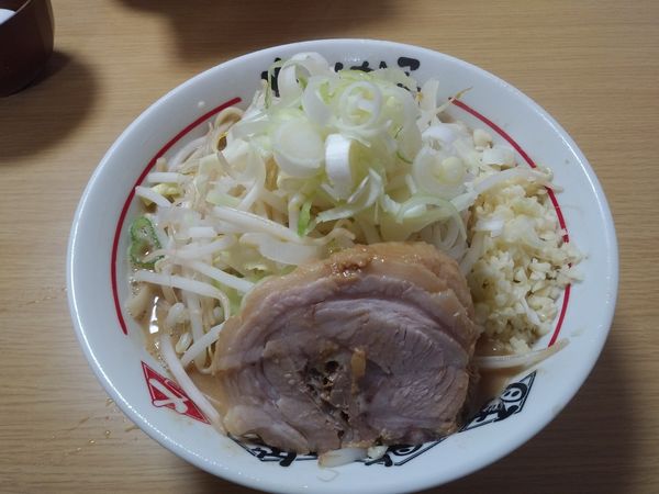 「ラーメン豚一枚　1000円　にんにくネギ」@ちばから 郡山店の写真