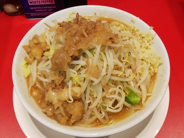 「小ラーメン　ニンニクアブラマシ　850円」@noodle shop イッ豚の写真