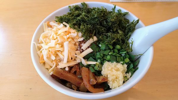 「台湾まぜそば(大・追い飯付)+チーズ・バラ海苔」@ラーメン屋 つるんの写真