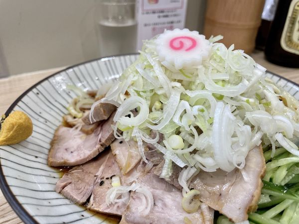 「赤星＋メンマ皿倍盛→冷しワンタンチャーシューメン＋半熟卵＋葱」@らーめん 高尾の写真