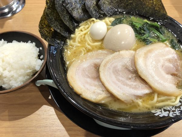 「MAXラーメン濃いめライス」@町田商店 高輪ゲートウェイ店の写真