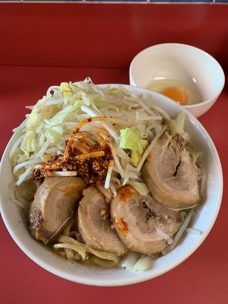 「小豚900円 生玉子50円」@ラーメン二郎 千住大橋駅前店の写真