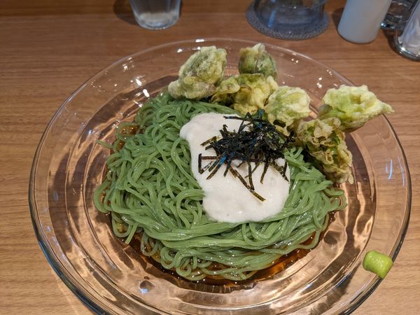 「ふきのとうの天ぷらとトロロのぶっかけ鶏soba」@鶏Soba Toraやの写真
