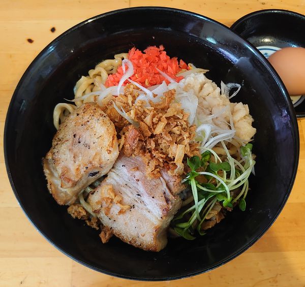 「まぜそば小+チャーシュー(900円)」@浦和まぜそば 志げるの写真