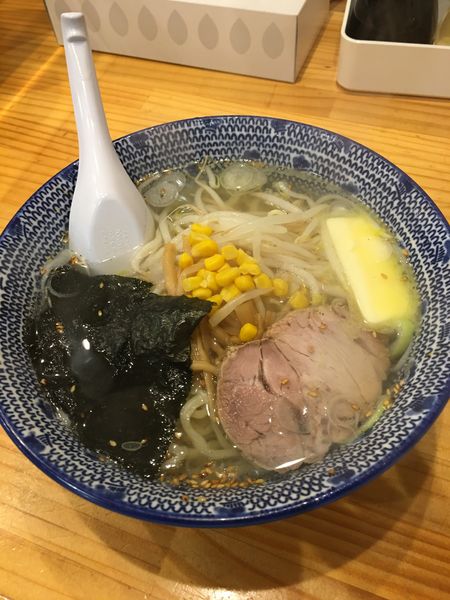 「塩ラーメン　650円　バター　50円」@手打ちラーメン 本丸の写真