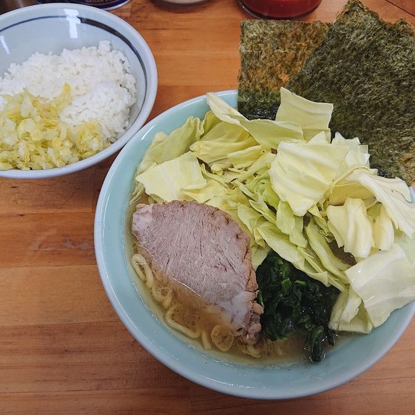 「ラーメン(並)800円キャベツ100円、ライス(小)150円」@捲り家の写真
