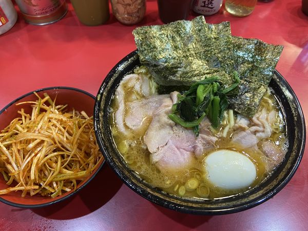 「大盛チャーシューメン（ｶﾀﾒ）＋辛みそネギ＋白玉」@家系総本山 ラーメン吉村家の写真