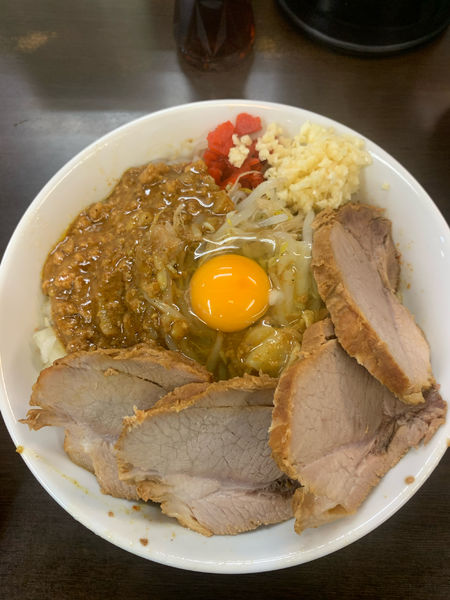 「カレー油そば 豚マシ」@ラーメンどでん 大宮店の写真