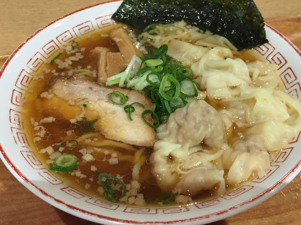 「両方ワンタン入り醤油らーめん」@わん助 そごう千葉店の写真
