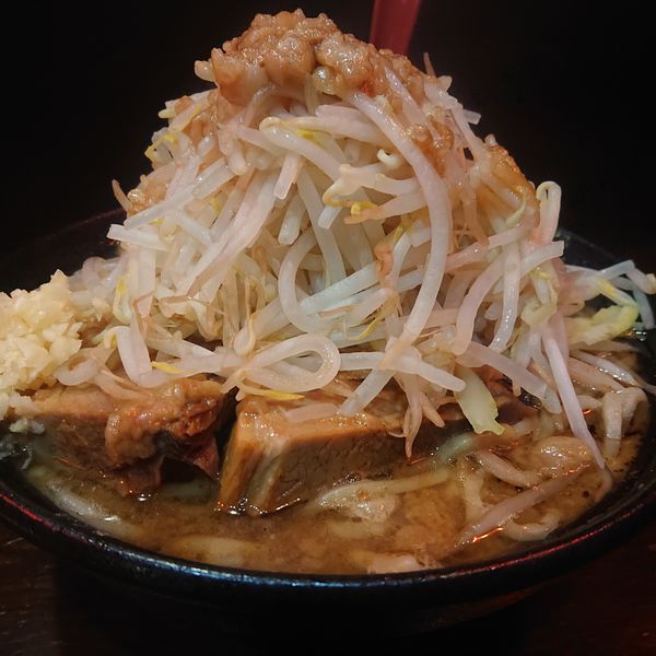 「大ラーメン豚2枚950円」@ラーメン イエロー 新宿御苑前店の写真