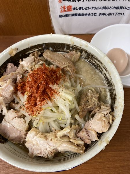 「ラーメン豚、少な目、一味マシ、生卵」@麺や 希 御徒町店の写真