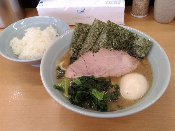 「味玉らーめん並(750円)」@横浜らーめん 武蔵家 綾瀬店の写真
