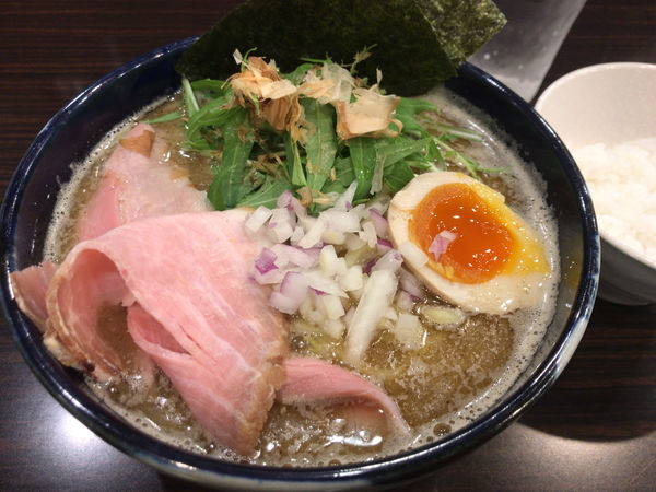 「濃厚鷄煮干しらーめん並盛+ ライス(小) 900円」@横道の写真