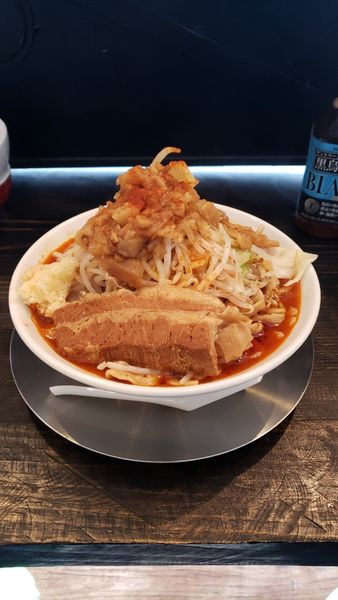 「豚辛そば(大)950円生卵50円」@豚のオオモリ製作所の写真