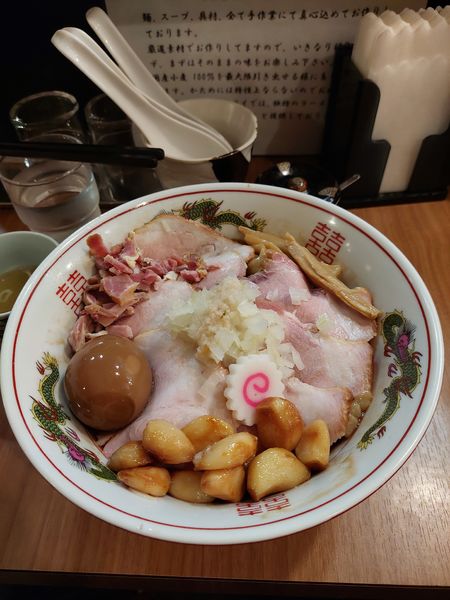 「チャーシュー味玉入り油そば＋ローストニンニク」@MENクライの写真