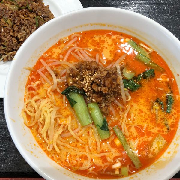 「タンタン麺・餃子セット810円+黒炒飯150円」@三国志の写真