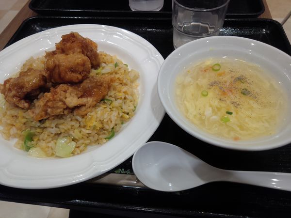 「油淋鶏炒飯６９３円　スープ付」@東京餃子軒 千住ミルディス店の写真