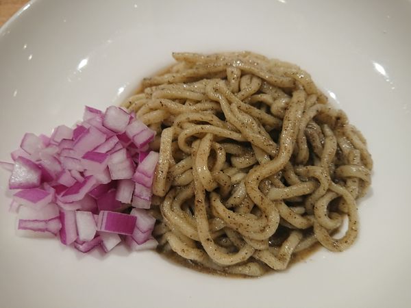 「グラスワイン赤＋替え玉(伊藤の麺)＋にぼにぼちーの＋自家製辛し」@煮干し Noodles Nibo Nibo Cinoの写真