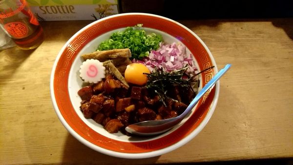 「煮干ルーロー油そば_850円」@焼き貝あぶさんの写真