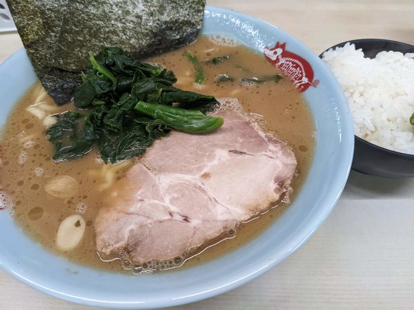 「ラーメン並盛 740円 (半ライス無料)」@横浜ラーメン 町田家 町田本店の写真