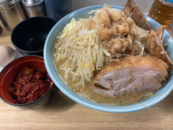 「ラーメン大盛(ヤサイニンニク辛アブラ)+豚増し+生卵」@俺の生きる道 白山店の写真