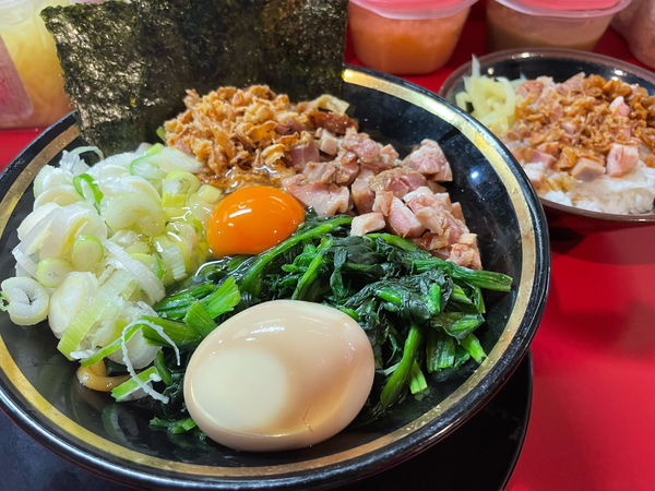 「【限定】油そば＋半賄い飯」@家系ラーメン とらきち家の写真