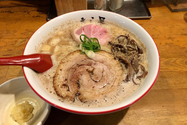 「2種盛りチャーシューどとんこつ＋生しぼりにんにく＋大盛り」@きら星の写真