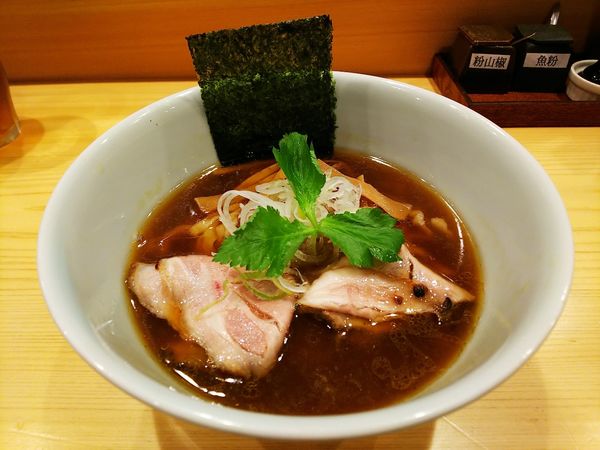 「中華そば・手もみ中太縮れ麺」@自家製麺 ロビンソンの写真