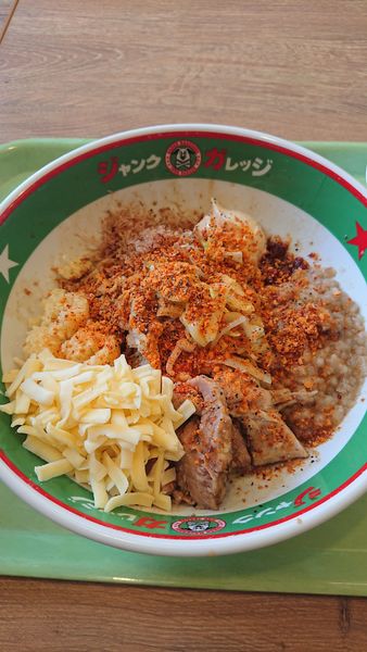 「パワフルまぜそば+チーズ×2」@ジャンクガレッジ フォレオ菖蒲店の写真